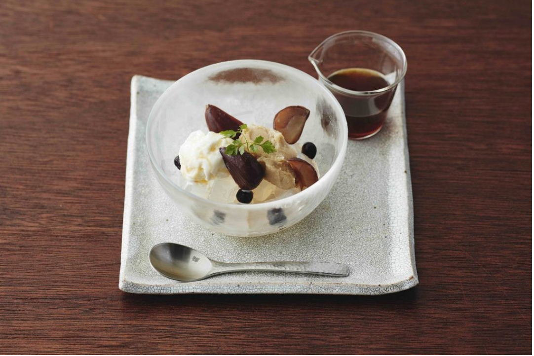 "Waguri and roasted green tea cream anmitsu" 705 yen